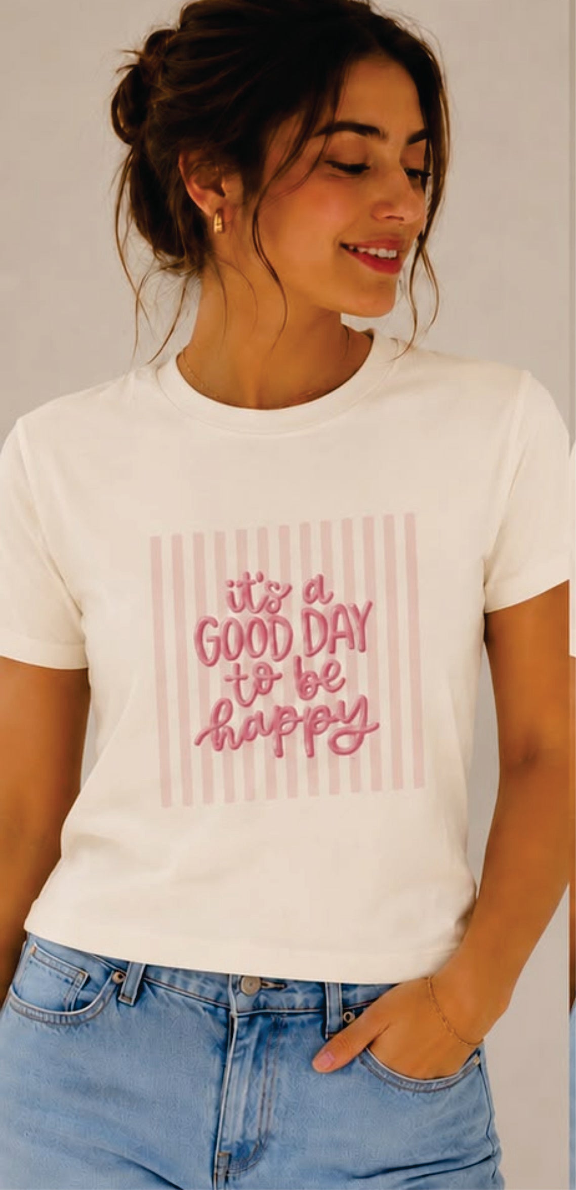 Camiseta Regular Good Day Bordado CRUDO/ROSA